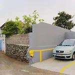 Character 2br Upper Retreat With Bbq Terrace Parking Apartamento