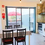 Character 2br Upper Retreat With Bbq Terrace Parking Apartamento *
