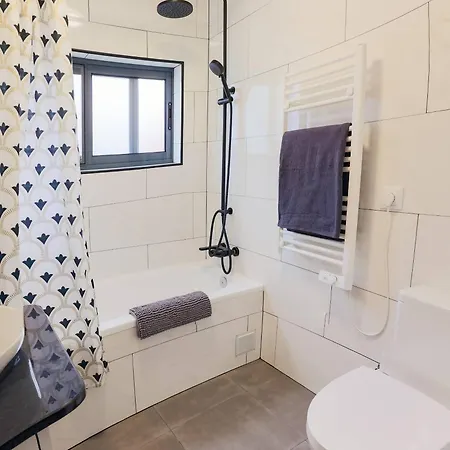 Character 2br Upper Retreat With Bbq Terrace Parking *