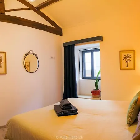 Character 2br Upper Retreat With Bbq Terrace Parking *