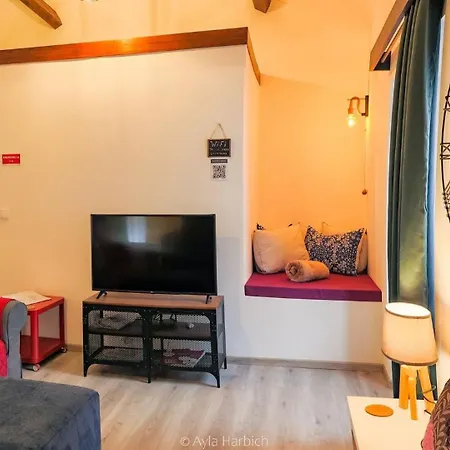 Character 2br Upper Retreat With Bbq Terrace Parking *