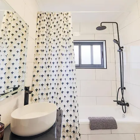 Character 2br Upper Retreat With Bbq Terrace Parking Apartman