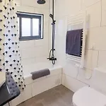Character 2br Upper Retreat With Bbq Terrace Parking *