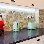 Character 2br Upper Retreat With Bbq Terrace Parking Appartement *