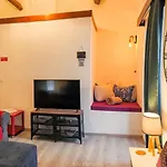 Character 2br Upper Retreat With Bbq Terrace Parking *