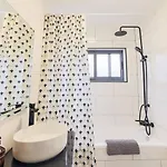 Character 2br Upper Retreat With Bbq Terrace Parking Apartament