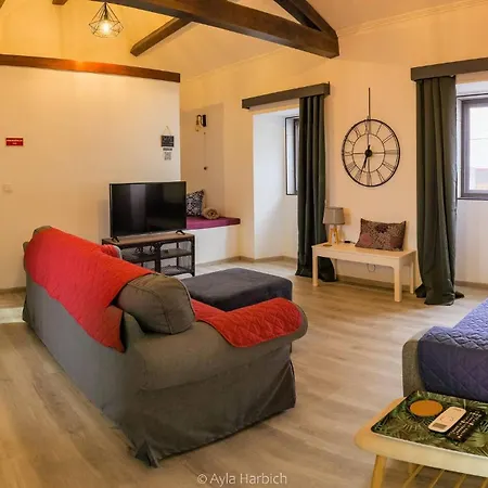 アパート Character 2br Upper Retreat With Bbq Terrace Parking ポンタ・デルガダ