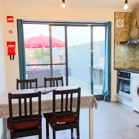 Character 2br Upper Retreat With Bbq Terrace Parking アパート *