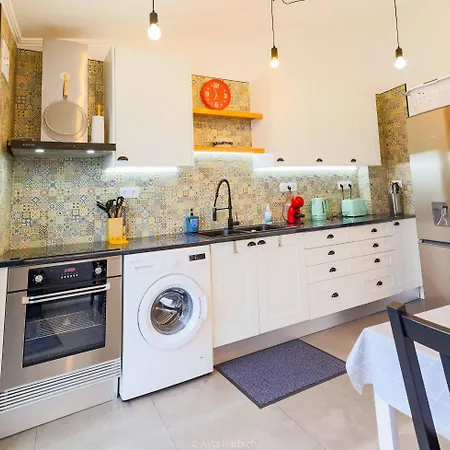 Daire Character 2br Upper Retreat With Bbq Terrace Parking