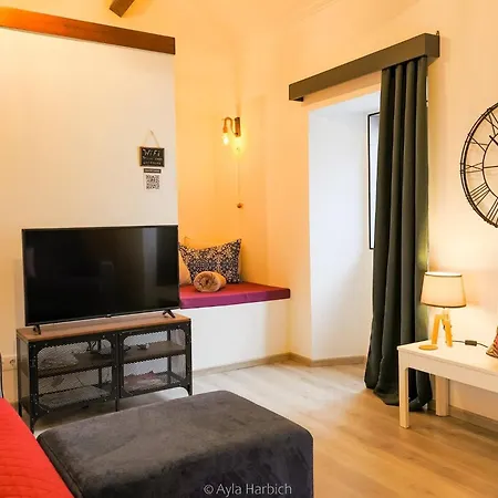 アパート Character 2br Upper Retreat With Bbq Terrace Parking ポンタ・デルガダ