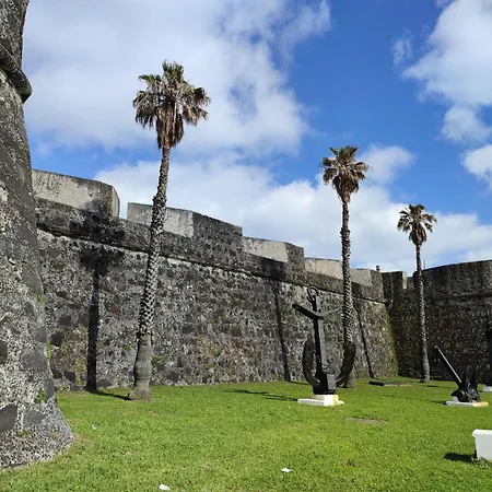 Character 2br Upper Retreat With Bbq Terrace Parking