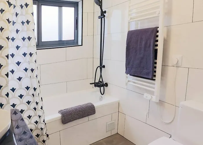 Character 2br Upper Retreat With Bbq Terrace Parking *