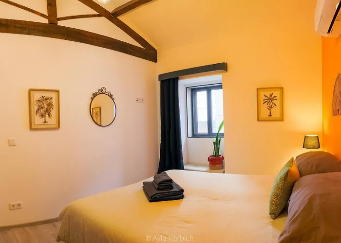 Character 2br Upper Retreat With Bbq Terrace Parking *