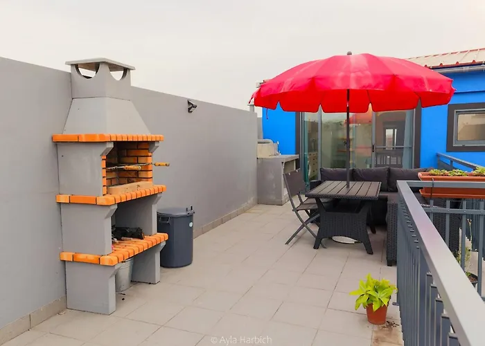 アパート Character 2br Upper Retreat With Bbq Terrace Parking ポンタ・デルガダ