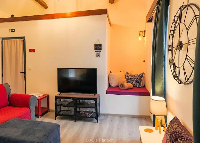 Character 2br Upper Retreat With Bbq Terrace Parking *