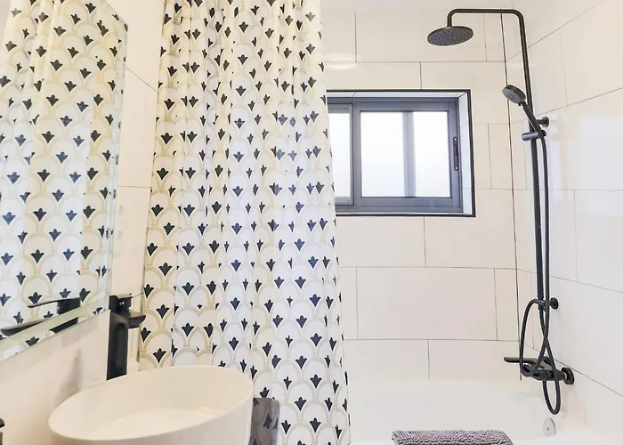 Character 2br Upper Retreat With Bbq Terrace Parking アパート