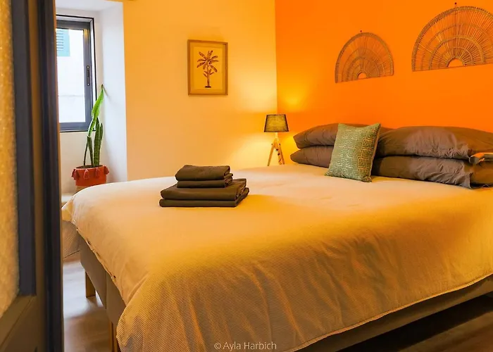 Character 2br Upper Retreat With Bbq Terrace Parking *